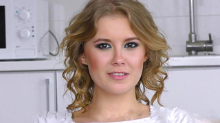 Зрелый Пьер Вудман отжарил очко русской блондинки на секс кастинге