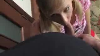 Похотливый кобель пытается развести на секс неопытную блонду