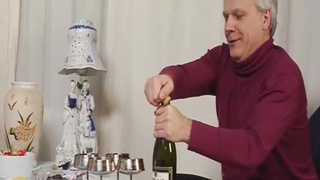 Пожилая семейная пара трахается с юными русскими свингерами