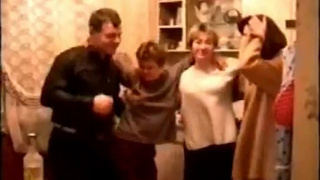 Выпившая пара трахается во время вечеринки в комнате (русское порно)