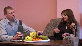 Паренек делает куни зрелой пьяной бабе