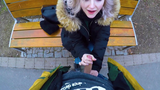 Русская студентка за деньги отсосала и надрочила болт незнакомцу в парке