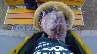 Русская студентка за деньги отсосала и надрочила болт незнакомцу в парке