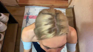 Суженый чпокнул в попочку юную русскую соседку, пока супруги нет дома