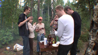 Русские мужики замутили групповушку на природе