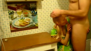 Русская белая любимая трахается с мужем на кухонном столе