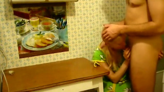 Русская белая любимая трахается с мужем на кухонном столе