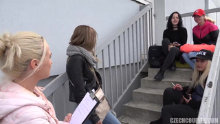 Две юные русские путаны отсосали соседу конец в подъезде