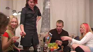 Пьяные малышки устроили групповуху с парнями
