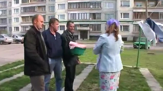 Рогоносец с друзьями ебут русскую жену