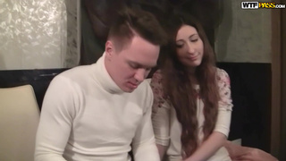 Русская телочка в чулочках ебется с пикапером в сауне на кровати