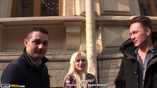 Русские пикаперы прут белокурую шлюшку в позе раком в сауне