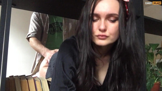 Воспользовался тем что зрелая мачеха застряла и трахнул ее в пизду