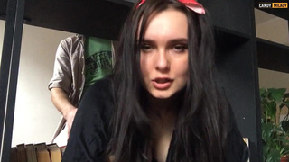 Воспользовался тем что зрелая мачеха застряла и трахнул ее в пизду