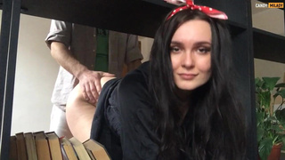 Воспользовался тем что зрелая мачеха застряла и трахнул ее в пизду