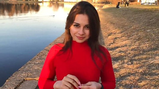 20-ти летняя русская студентка старательно обсасывает парню пенис с заглотом