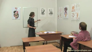 Прет зрелую учительницу в очках в классе после уроков