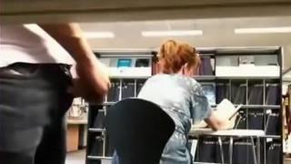 Русский извращенец дрочит свой хуек в общественных местах