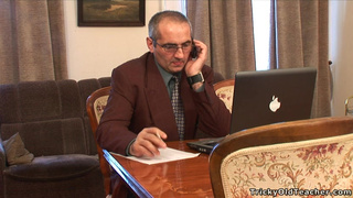 Старый русский бойфренд разрабатывает пальцем тугое очко девушки