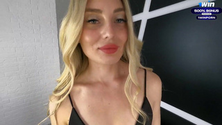 Отсосала, на четвереньках встала и попку показывает.. Можно трахать мамашу?