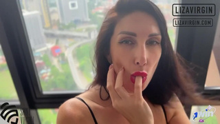 Засветила буфера на весь город, кончил ей внутрь — и это показала