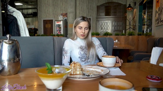 Сидит в кафе и кончает — не удивляюсь, я ж её оргазмом управляю