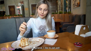 Сидит в кафе и кончает — не удивляюсь, я ж её оргазмом управляю