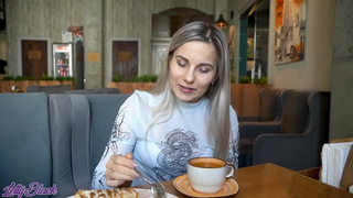 Сидит в кафе и кончает — не удивляюсь, я ж её оргазмом управляю