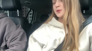 Я её подвёз, она мне отсосала! Совсем она не шлюха, это жизнь такая