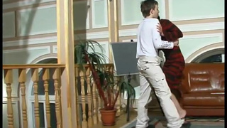 Наглый юной студент трахнул в киску зрелую учительницу дома