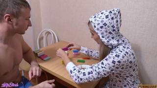 Русская вторая половинка проиграла очко в домино и была выебана мужем в анал