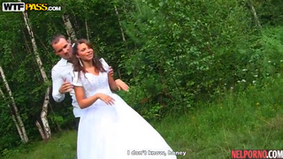 Жених с друзьями жестко пердолят русскую молоденькую невесту на природе после свадьбы