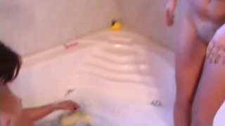 Русские голые девченки в ванной - любительское видео