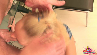 Пердолит жестко в очко русскую блондиночку