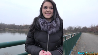 Русская туристка отсосала болт чешскому пикаперу на улице