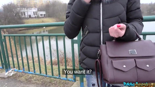 Русская туристка отсосала болт чешскому пикаперу на улице