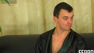 Насаживает на болт жопой зрелую телку в калготочках у себя дома