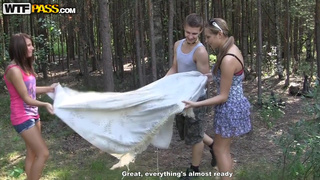 Молоденькие телки сняли русского пацанчика для секса на лесной поляне