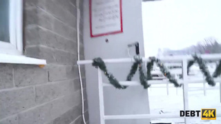 Коллектор жестко сношает рачком рыжую русскую должницу
