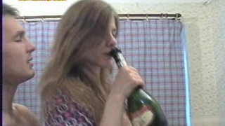 Аппетитная Саша взяла в ротик маленький хуец пацана