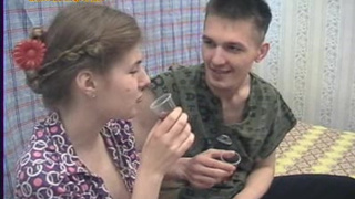 Аппетитная Саша взяла в ротик маленький хуец пацана