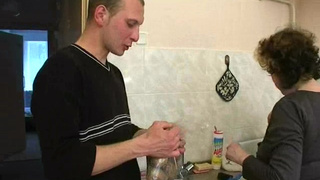 Грудастенькая мамочка трахается с зятем и облизывает болт благоверного вместе с дочкой