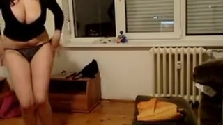 Русская соблазнительница с огромными титьками позирует на вебкамеру