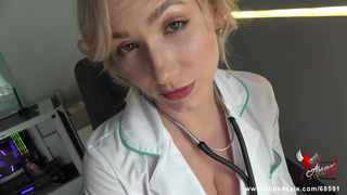 Медсестра Svetlana Rusakova в колготках помогла пациенту сдать нектар для анализа