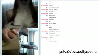 Дамочка из России соблазнила паренька своими дойками в видео чате