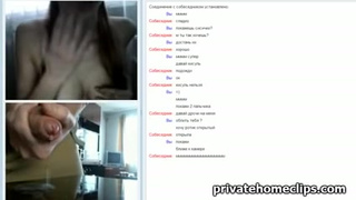 Дамочка из России соблазнила паренька своими дойками в видео чате