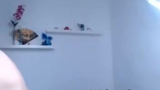Русская зрелка чутко дрочит вагину на вебкамеру