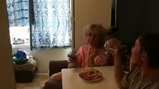 Русская мать заставила сынка лизать свою волосатую письку