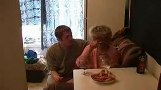 Русская мать заставила сынка лизать свою волосатую письку