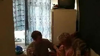 Русская мать заставила сынка лизать свою волосатую письку